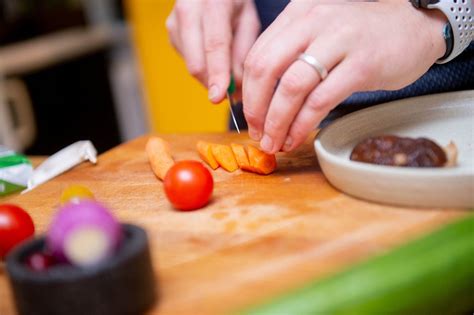 Vyras ruošia sudėtingą patiekalą