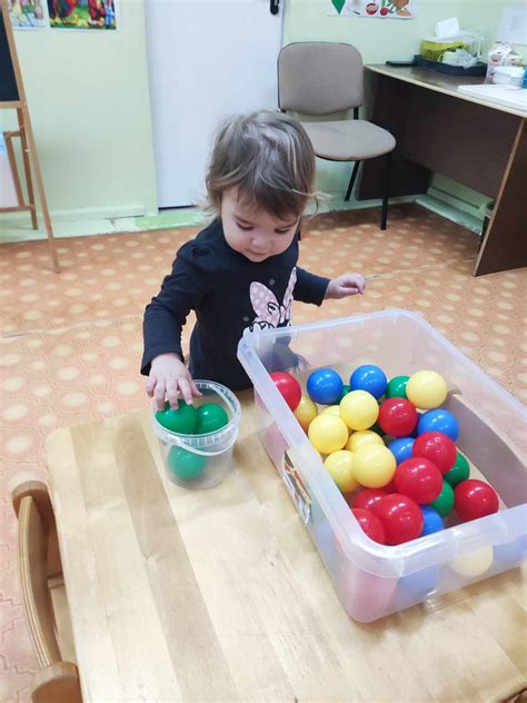 Kūdikis tyrinėja žaislą