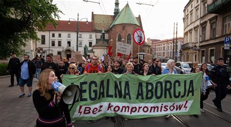 Protestuotojai Lenkijoje, reikalaujantys teisės į abortą