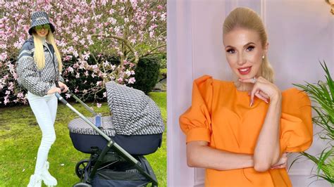 Moteris su kuprine vystyklų krepšiu ir kūdikiu lauke