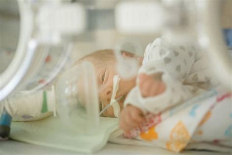 Kūdikis inkubatoriuje