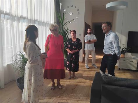 Žmonės, bendraujantys socialinės globos namuose