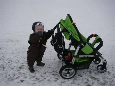 kūdikis vežimėlyje žiemą