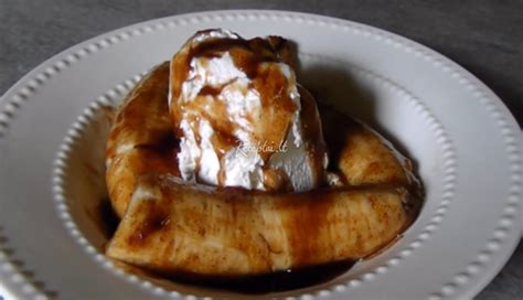 Kepti bananai su karamelizuotu pienu ir ledais