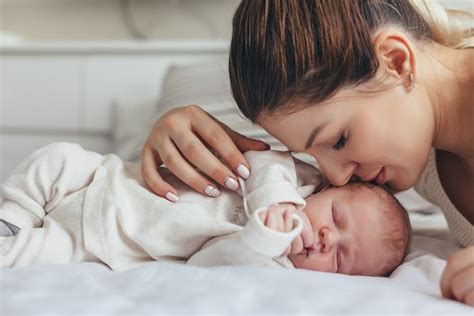 Mama ramina verkiantį kūdikį glėbyje