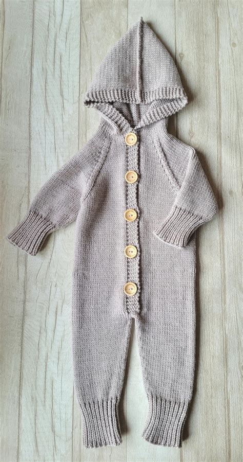 Rankomis megztas kombinezonas kūdikiui