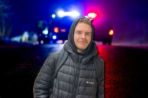 jaunas vaikinas šoka