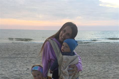 Vaikas sėdi Foppapedretti kėdutėje ir valgo