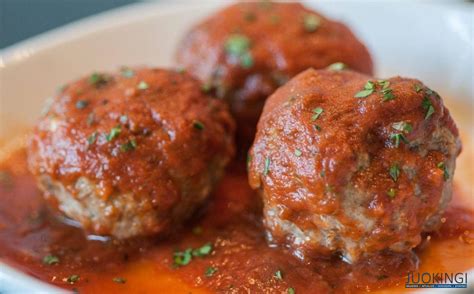 Maltos mėsos kukuliai dubenyje su padažu