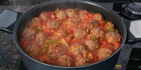 Mėsos kukuliai su daržovėmis ir pomidorų padažu