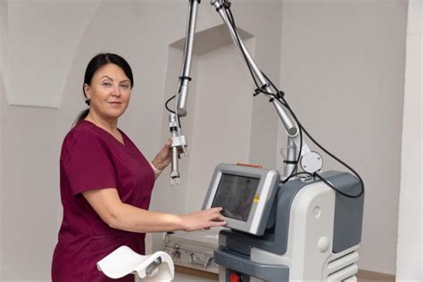 Ginekologas konsultuoja moterį