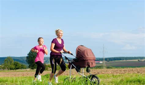 vaikas sportuoja su patogiais rūbais