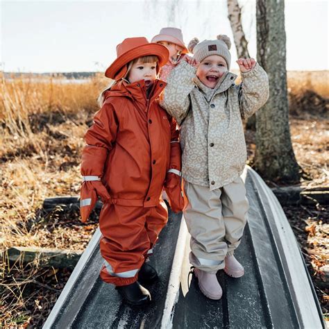 vaikas su lietaus apranga ir botais