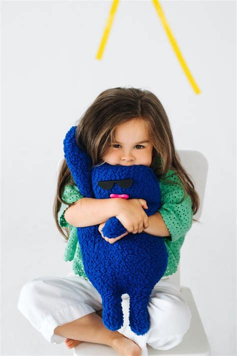 vaikas glaudžia minkštą žaislą