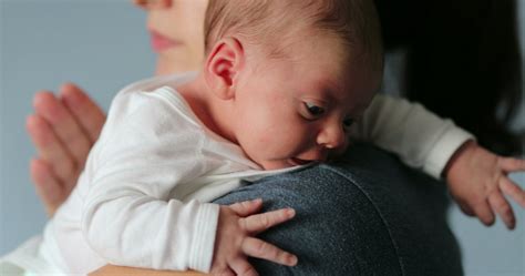 Moteris su kūdikiu ant rankų