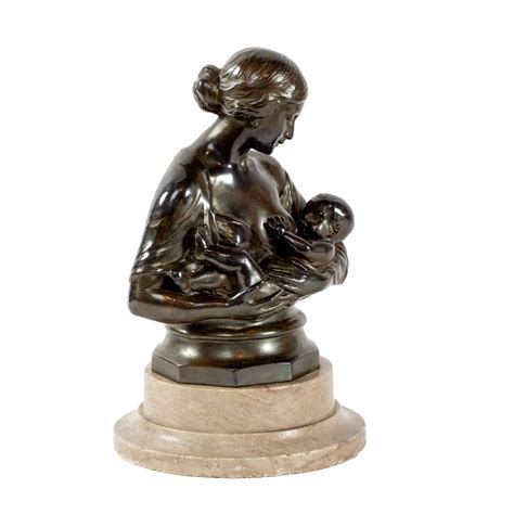 Motina su kūdikiu, besinaudojančiu krūtimi