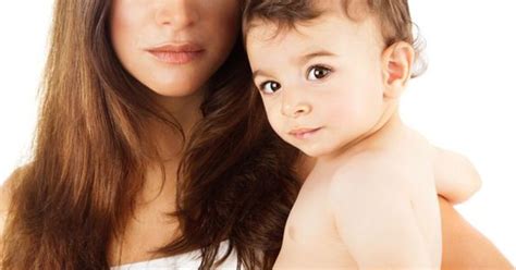 Motina su kūdikiu darbe