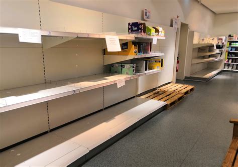 Tuščios kūdikių mišinio lentynos prekybos centre