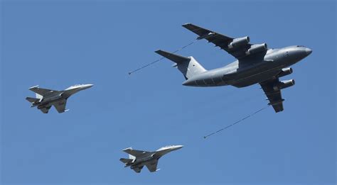 Karinių lėktuvų iškrovimo operacija su kūdikių mišiniu