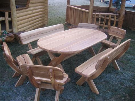 Mediniai lauko baldai alyvuojami