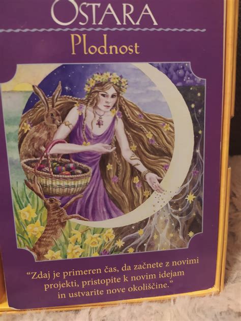 Ženska z uro, ki simbolizira čas in plodnost