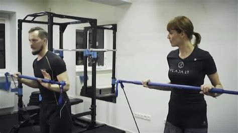 moterys daro jėgos pratimus