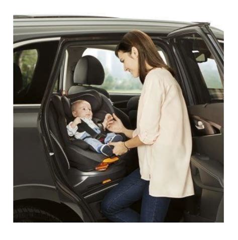 Kūdikis saugiai sėdintis automobilinėje kėdutėje su