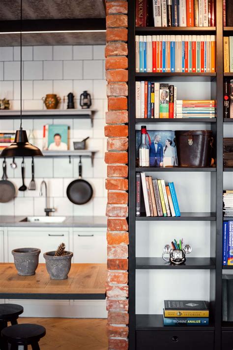 Vadovėlių ir medicinos knygų lentynos