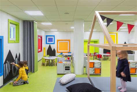 Darželio interjeras su vaikais žaidžiančiais