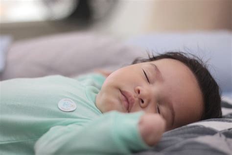 kūdikis miegantis ant nugaros