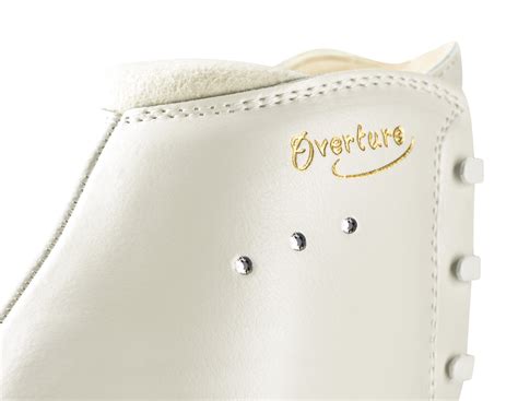 Detalė, kruopščiai prisiūta prie figūrinio čiuožimo kostiumo