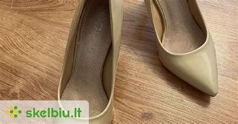 Čiuožėjos kojų linijos, pabrėžtos kūno spalvos pėdkelnėmis