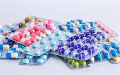 Moteris, vartojanti vaistus