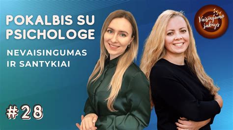 Moteris, žiūrinti į vaisingumo simbolius