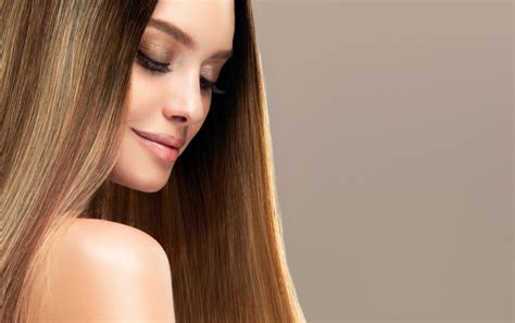 Moteris, švelniai šukuojanti plaukus