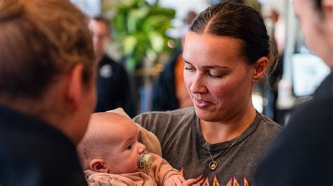 Mamytė su kūdikiu ant rankų