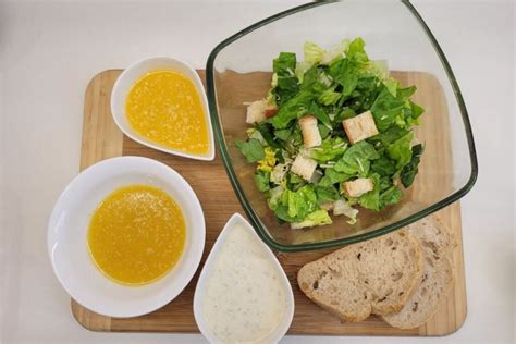 Šviežiai paruoštas žaliasis padažas su ingredientais šalia