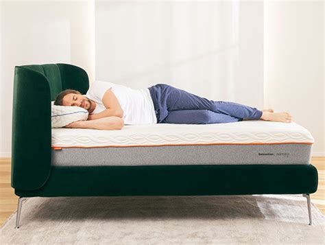 Žmogus miega ant patogaus čiužinio