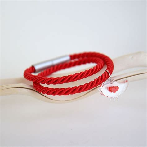 naujagimio rankytė su raudona apyranke