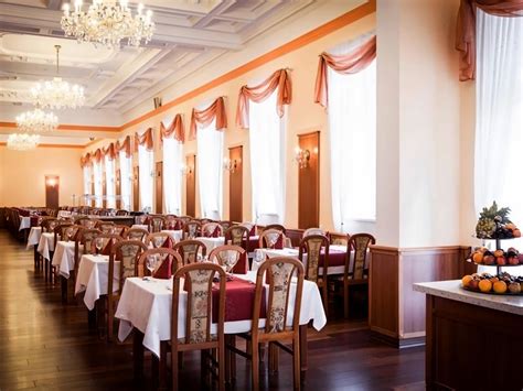 Erdvus viešbučio restoranas su stalais