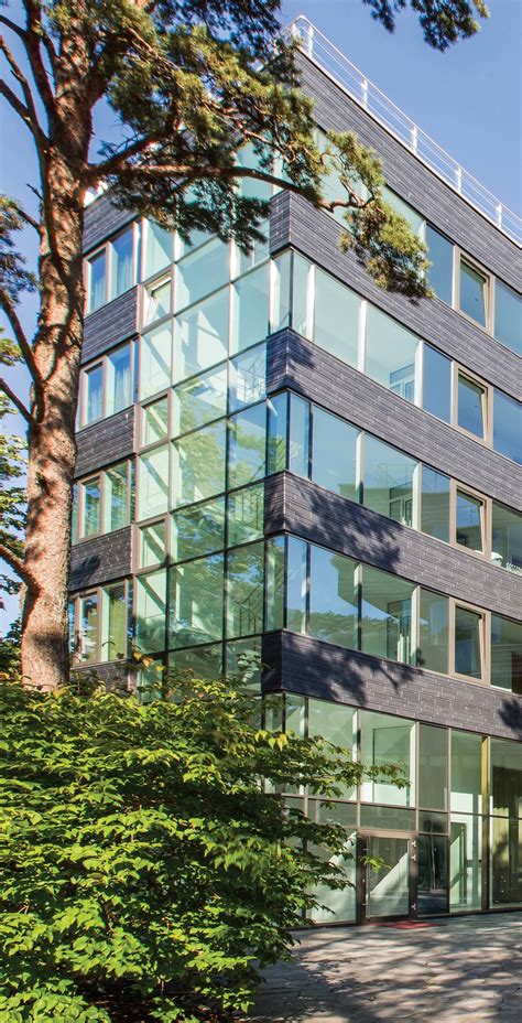 Viešbučio fasadas su restorano ženklu