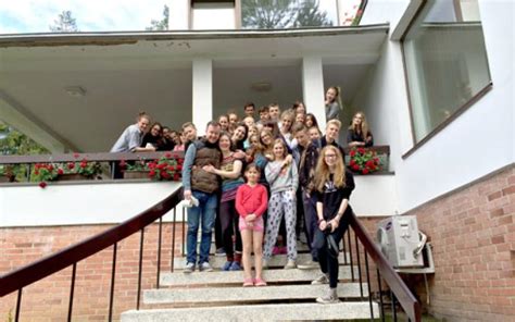 Jauni menininkai dirbantys dirbtuvėse