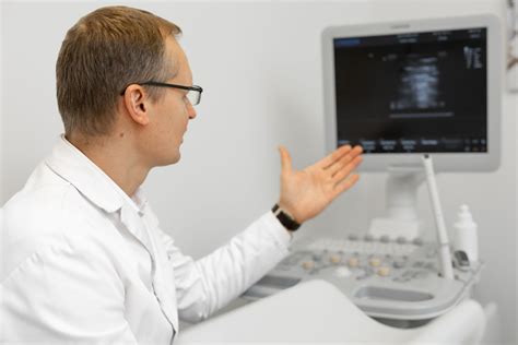 Šeima stebi vaisiaus echoskopiją