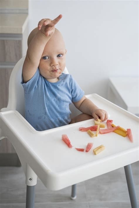 Kūdikis valgo sausainį