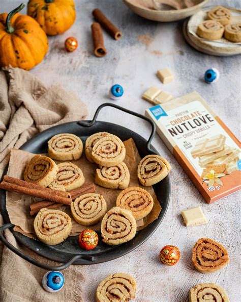 Nuotrauka su skirtingais naminiais kūdikių sausainių ingredientais