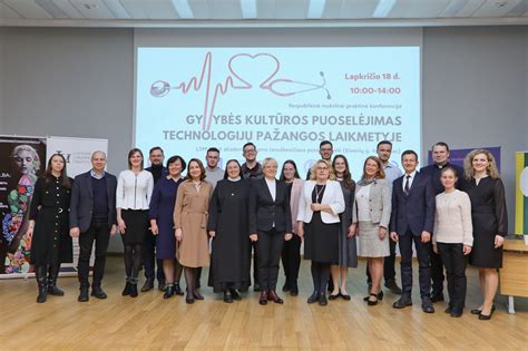 Akušerė rūpinasi gimdyve