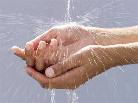 rankos laikančios širdį