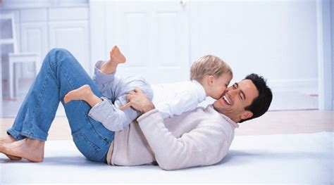 vaikas juokiasi su tėvais