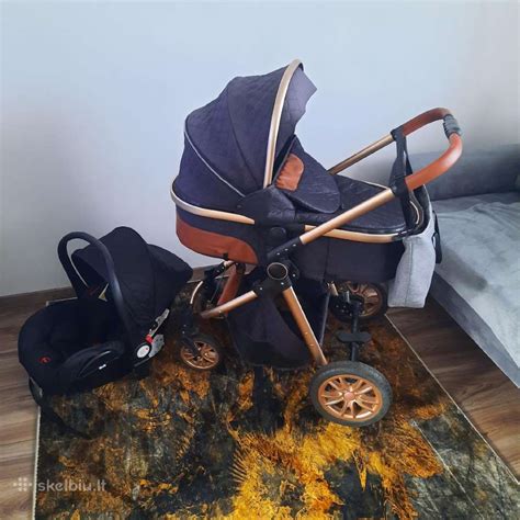 Vaikiškas vežimėlis su vaizdu į Ibizos pakrantę