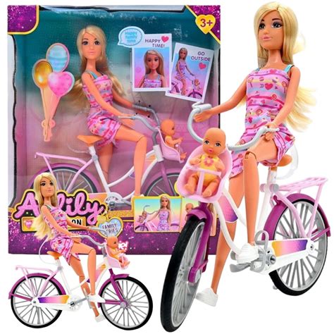 Kūdikis, žaidžiantis supynių kėdutėje